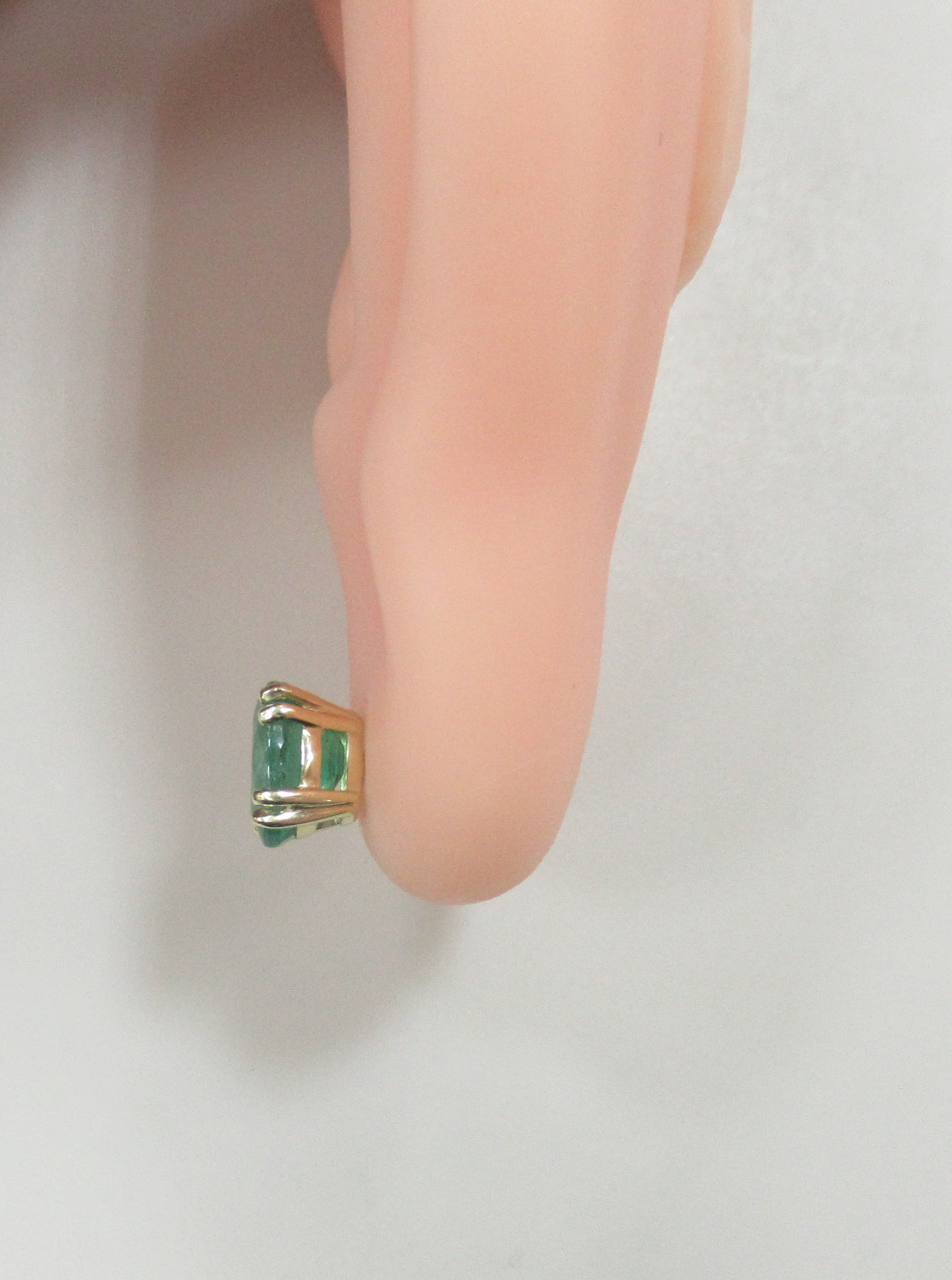 Серьги-пусеты из желтого золота с изумрудами